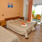 Alex 3, Case de vacanță Barbati